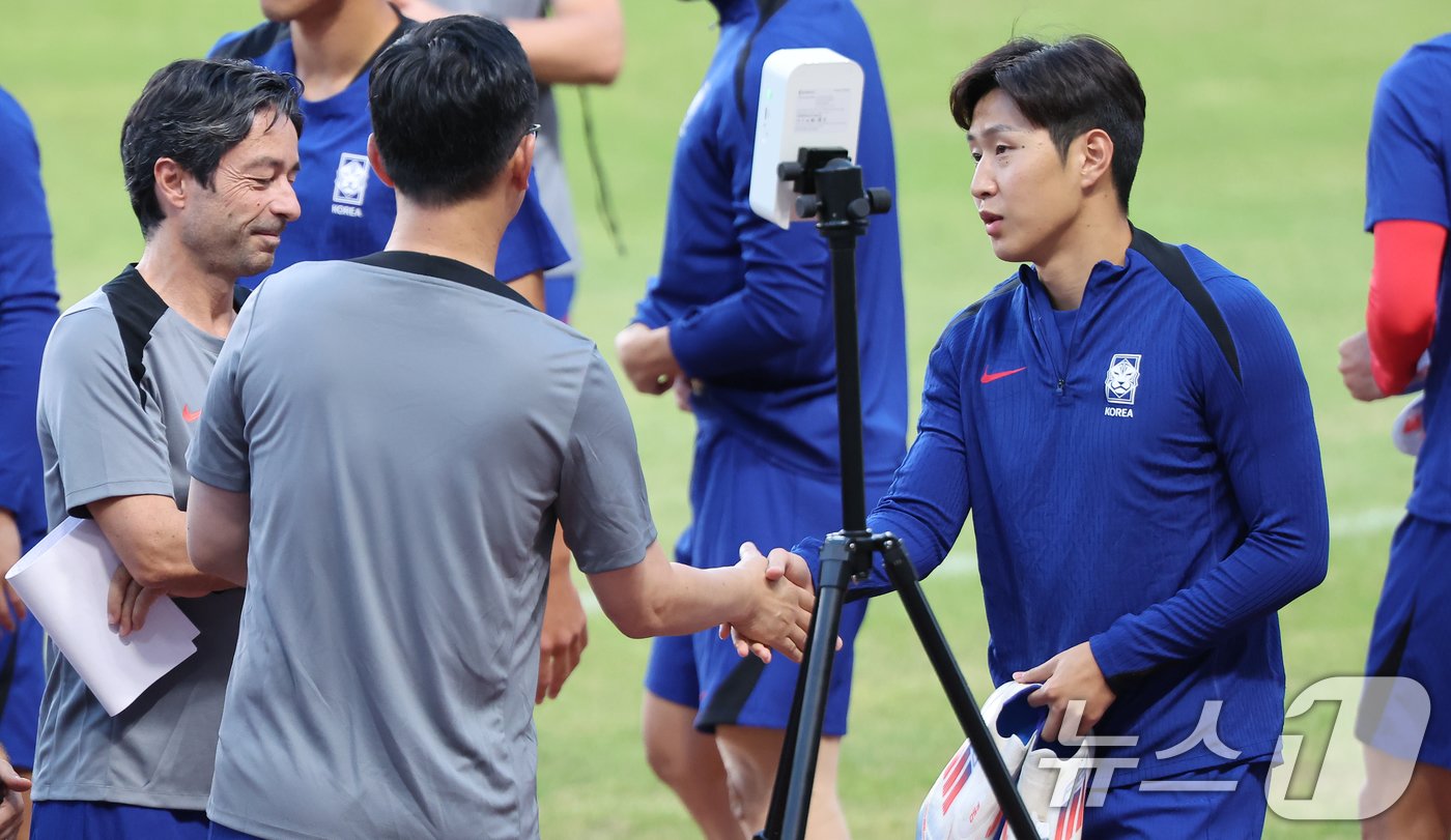 대한민국 축구 국가대표팀 이강인이 3일 오후 경기 고양시 고양종합운동장에서 가진 소집훈련을 참석하며 코치진과 인사를 나누고 있다. 대표팀은 오는 5일 서울 상암월드컵경기장에서 팔레스타인과 2026 국제축구연맹&#40;FIFA&#41; 북중미 월드컵 3차 예선 1차전을 치른다. 2024.9.3/뉴스1 ⓒ News1 김도우 기자