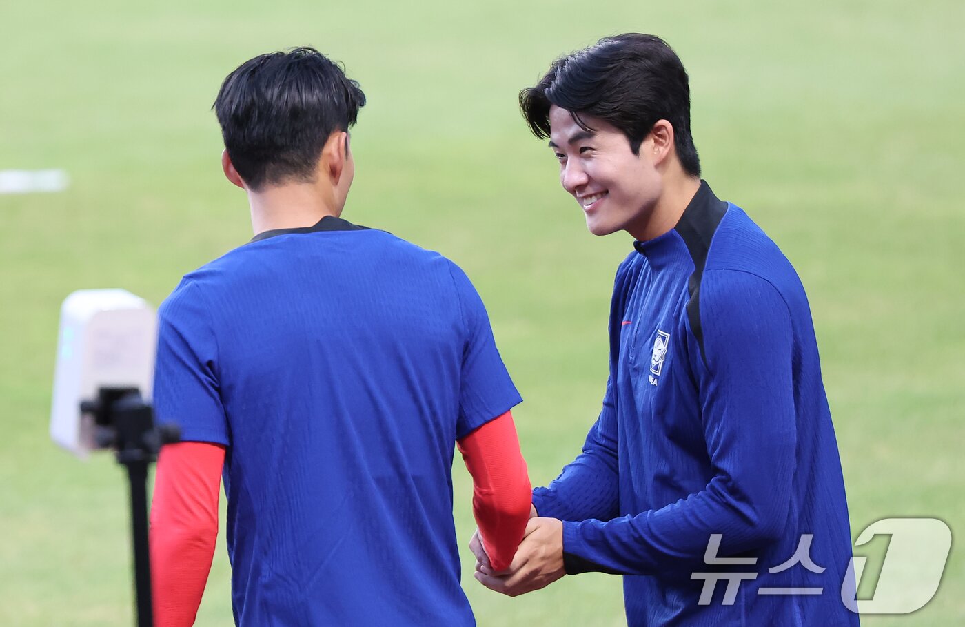 본문 이미지 - 대한민국 축구 국가대표팀 설영우와 손흥민이 3일 오후 경기 고양시 고양종합운동장에서 가진 소집훈련을 참석하며 인사를 나누고 있다. 대표팀은 오는 5일 서울 상암월드컵경기장에서 팔레스타인과 2026 국제축구연맹&#40;FIFA&#41; 북중미 월드컵 3차 예선 1차전을 치른다. 2024.9.3/뉴스1 ⓒ News1 김도우 기자