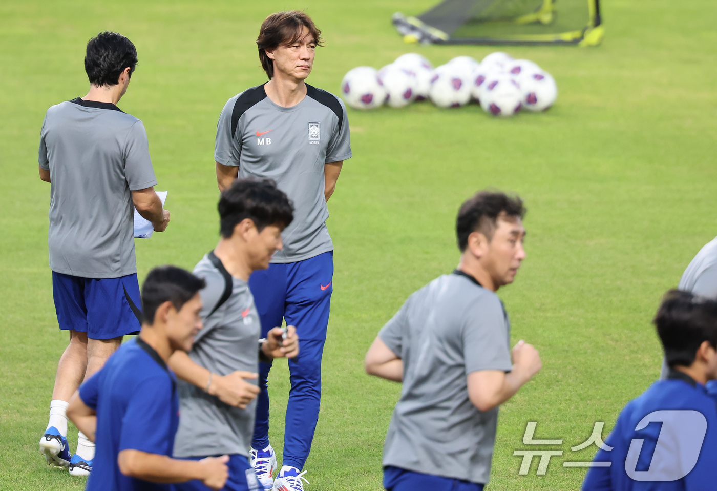 (고양=뉴스1) 김도우 기자 = 대한민국 축구 국가대표팀 홍명보 감독이 3일 오후 경기 고양시 고양종합운동장에서 가진 소집훈련에서 선수들을 지켜보고 있다.대표팀은 오는 5일 서울 …