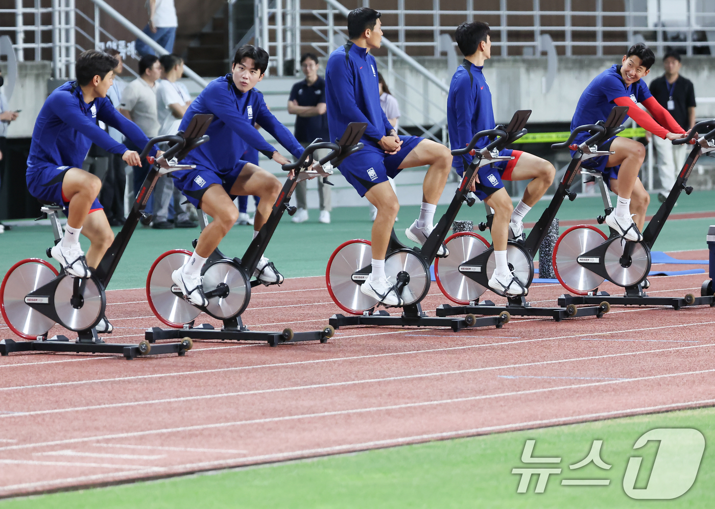 (고양=뉴스1) 김도우 기자 = 손흥민을 비롯한 대한민국 축구 국가대표팀 선수들이 3일 오후 경기 고양시 고양종합운동장에서 훈련을 하고 있다.대표팀은 오는 5일 서울 상암월드컵경기 …