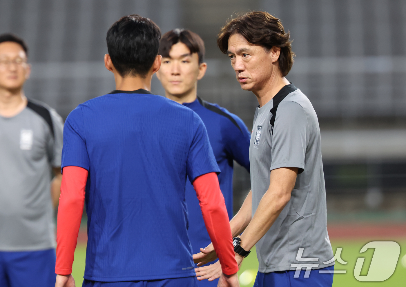 (고양=뉴스1) 김도우 기자 = 대한민국 축구 국가대표팀 홍명보 감독이 3일 오후 경기 고양시 고양종합운동장에서 가진 소집훈련에서 손흥민, 황인범과 대화를 나누고 있다.대표팀은 오 …