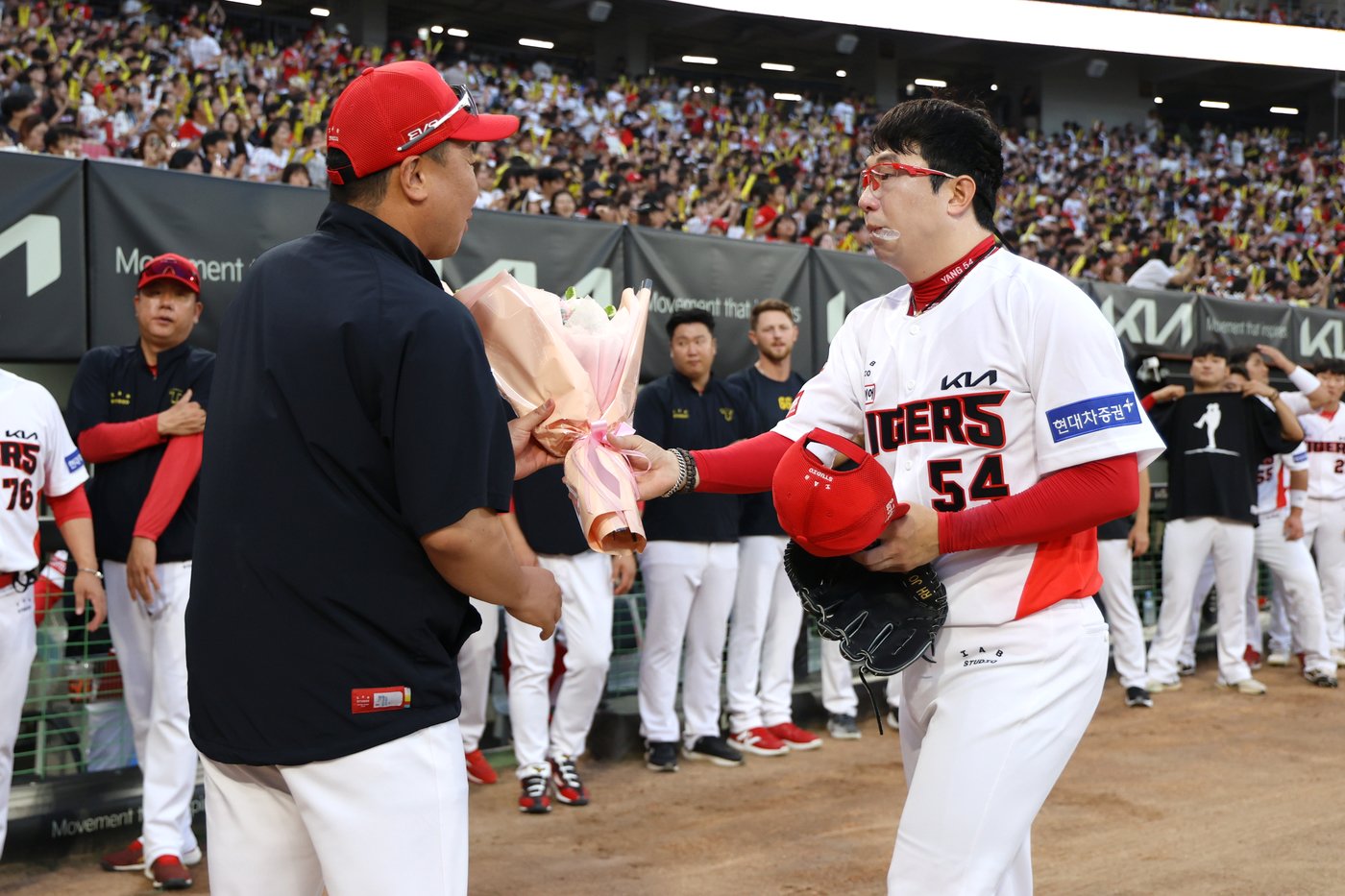 본문 이미지 - KIA 타이거즈 양현종이 3일 광주-기아 챔피언스 필드에서 열린 LG와의 경기에 선발로 등판해 1회를 마무리 지으며 10시즌 연속 150이닝 투구를 달성한 후 이범호 감독의 축하를 받고 있다. (KIA 타이거즈 제공) 2024.9.3/뉴스1