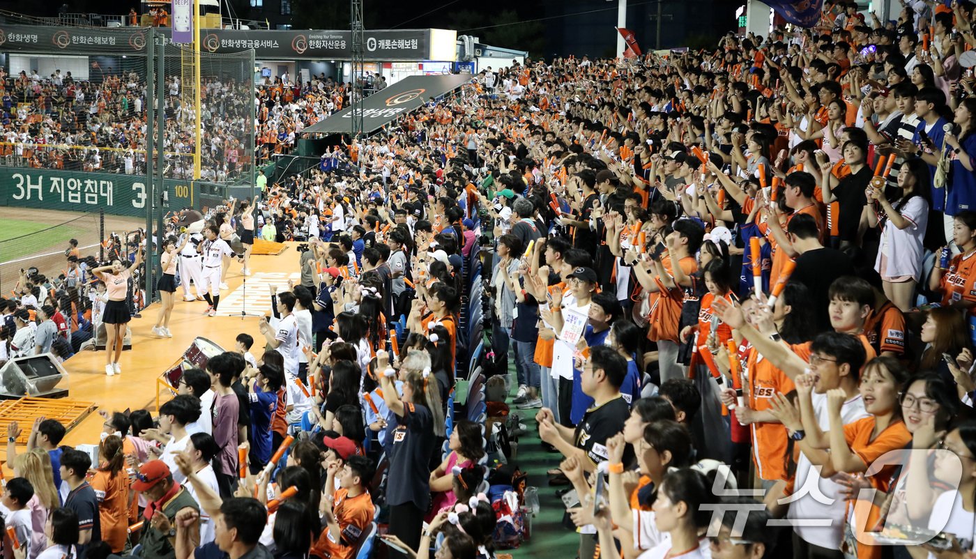 본문 이미지 - 3일 오후 대전 중구 한화생명 이글스파크에서 열린 프로야구 '2024 신한 SOL뱅크 KBO리그' 두산 베어스와 한화 이글스 경기에서 한화 이글스 팬들이 응원을 펼치고 있다. 2024.9.3/뉴스1 ⓒ News1 김기태 기자