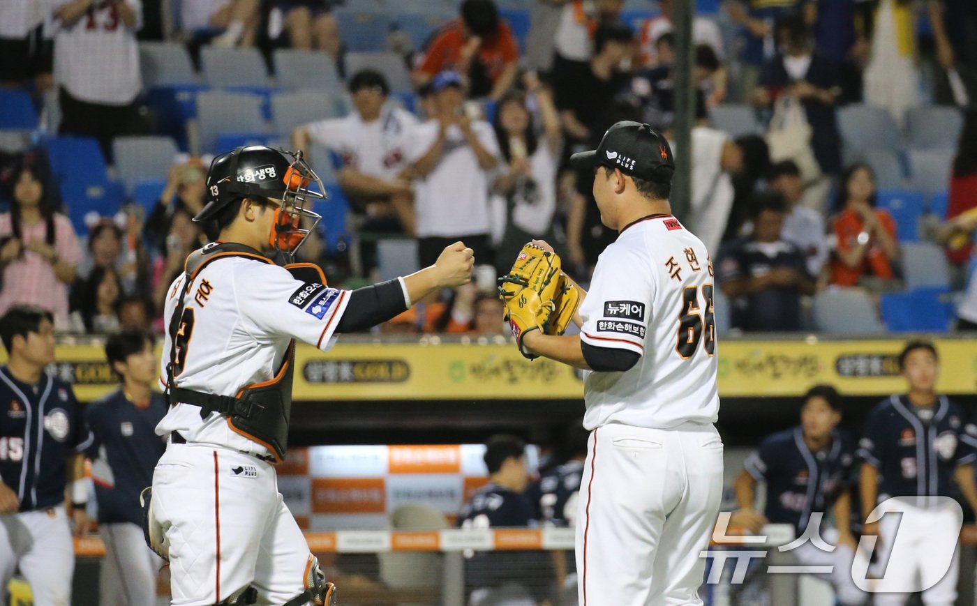 본문 이미지 - 3일 오후 대전 중구 한화생명 이글스파크에서 열린 프로야구 '2024 신한 SOL뱅크 KBO리그' 두산 베어스와 한화 이글스 경기에서 승리하자 주현상과 최재훈이 하이파이브를 하고 있다. 2024.9.3/뉴스1 ⓒ News1 김기태 기자