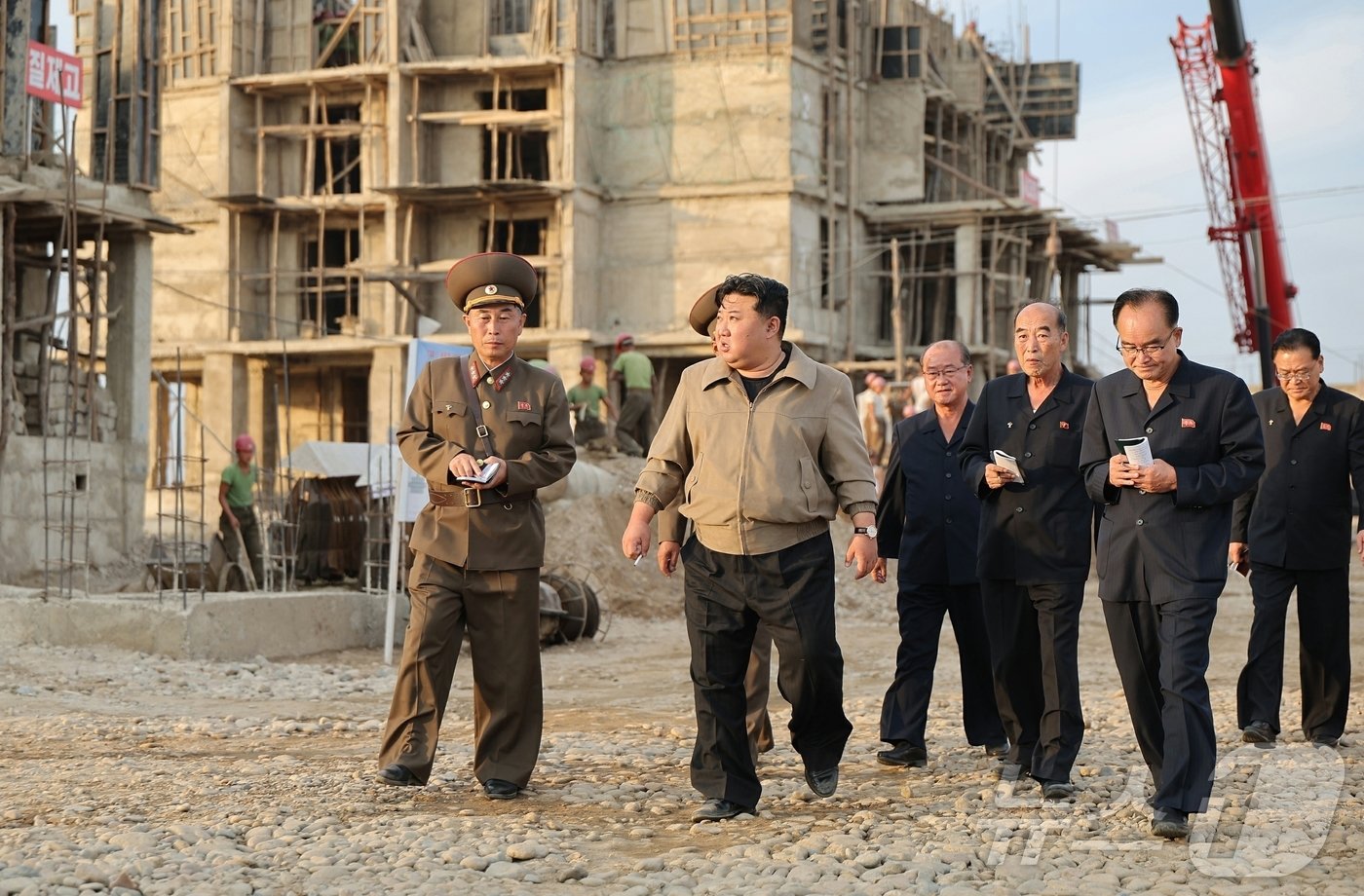 본문 이미지 - 북한 노동당 기관지 노동신문은 30일 "김정은 동지께서 수재민들의 아픔을 하루빨리 가셔주고 피해지역을 정상수준으로 회복시키는 문제는 현시기 우리 당과 정부 앞에 나서는 최급선무적인 과업이라고 강조하시였다＂며 김 총비서가 평안북도 수해지역의 복구 현장을 방문한 사실을 보도했다. 지난 여름, 북한 평안북도와 자강도 등 압록강 일대에는 대규모 수해가 발생한 바 있다. [국내에서만 사용가능. 재배포 금지. DB 금지. For Use Only in the Republic of Korea. Redistribution Prohibited] rodongphoto@news1.kr
