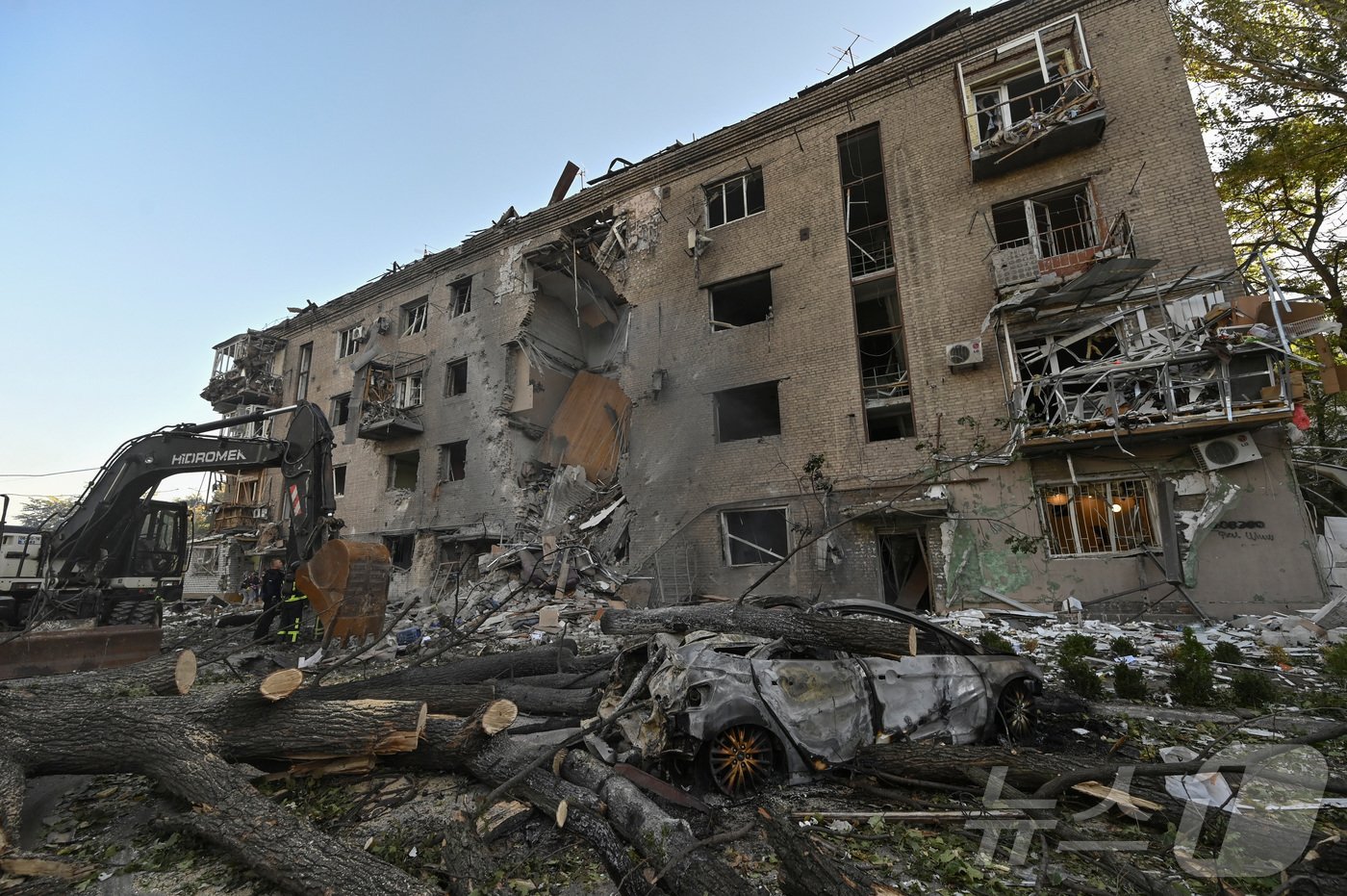 본문 이미지 - 29일(현지시간) 우크라이나 자포리자에서 러시아 군의 공습을 받아 폐허가 된 아파트가 보인다. 2024.09.30 ⓒ 로이터=뉴스1 ⓒ News1 우동명 기자