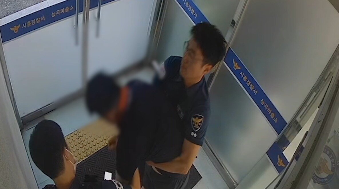 본문 이미지 - A 씨를 상대로 하임리히법을 실시하는 경기 시흥경찰서 능곡파출소 소속 이주성(43) 경감(사진 오른쪽)과 장경주(33) 경사. (시흥경찰서 제공) 2024.9.30/뉴스1 