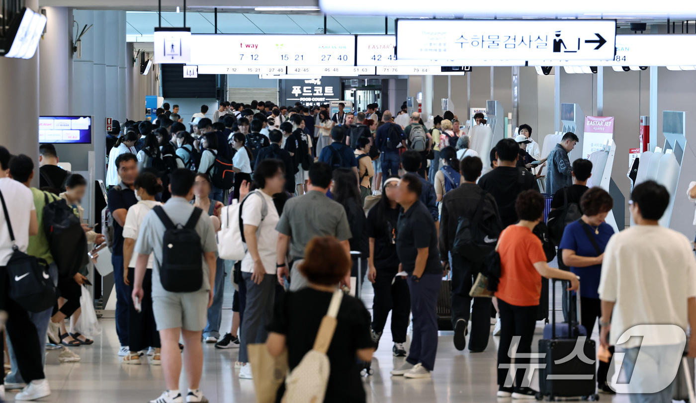 (서울=뉴스1) 구윤성 기자 = 30일 오전 서울 강서구 김포공항 국내선 청사가 징검다리연휴를 맞아 여행을 떠나는 여행객들로 북적이고 있다. 2024.9.30/뉴스1