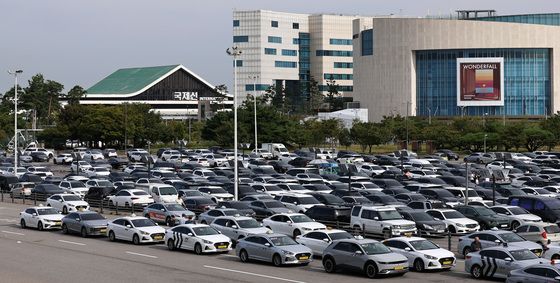 징검다리 연휴에 차량 가득한 공항 주차장