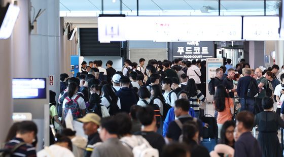 징검다리 연휴에 김포공항 '북적'