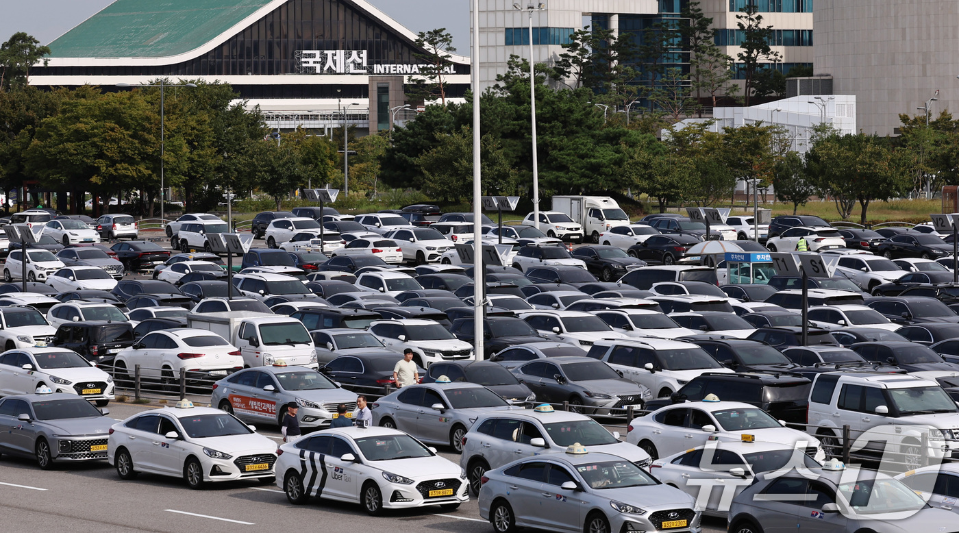 (서울=뉴스1) 구윤성 기자 = 국군의날 임시공휴일 지정으로 징검다리연휴가 발생한 30일 오전 서울 강서구 김포공항 국내선 청사 주차장이 여행객들의 차량으로 가득하다. 2024.9 …