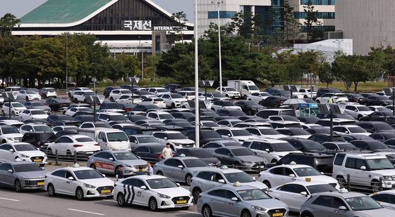 징검다리연휴에 차량 뺴곡한 공항 주차장