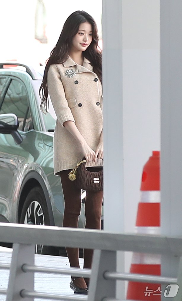 본문 이미지 - 아이브 장원영이 패션쇼 참석을 위해 30일 오전 인천국제공항을 통해 프랑스 파리로 출국하고 있다. ⓒ News1 권현진 기자