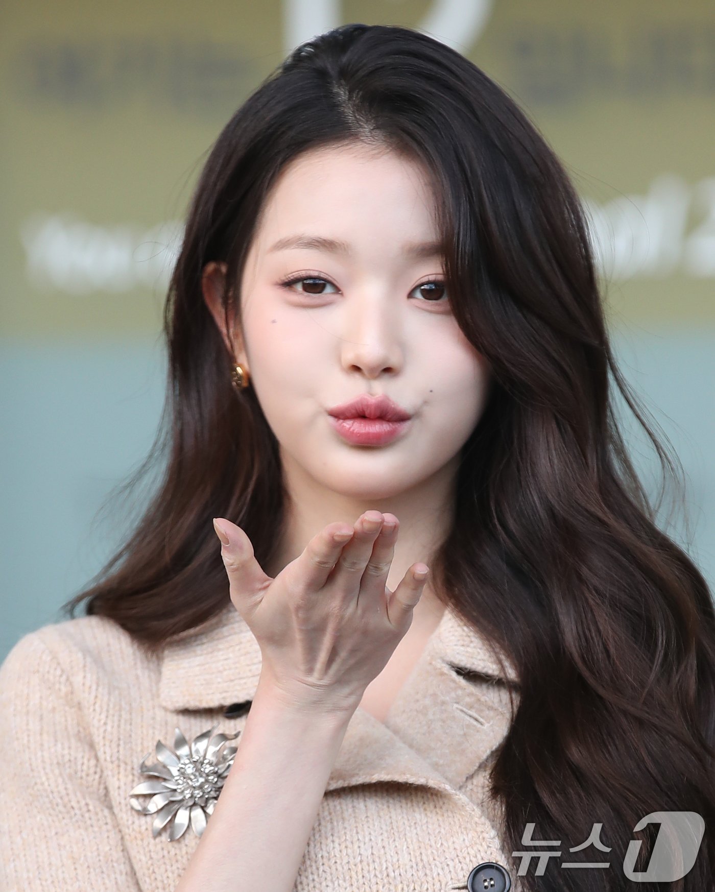 본문 이미지 - 아이브 장원영이 패션쇼 참석을 위해 30일 오전 인천국제공항을 통해 프랑스 파리로 출국하기 전 모닝 키스로 인사를 하고 있다. ⓒ News1 권현진 기자