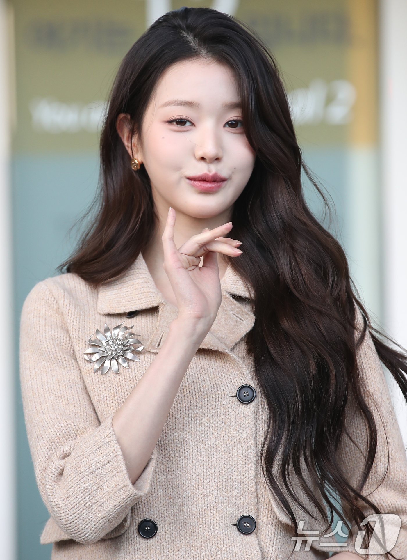 본문 이미지 - 아이브 장원영이 패션쇼 참석을 위해 30일 오전 인천국제공항을 통해 프랑스 파리로 출국하기 전 포즈를 취하고 있다. ⓒ News1 권현진 기자