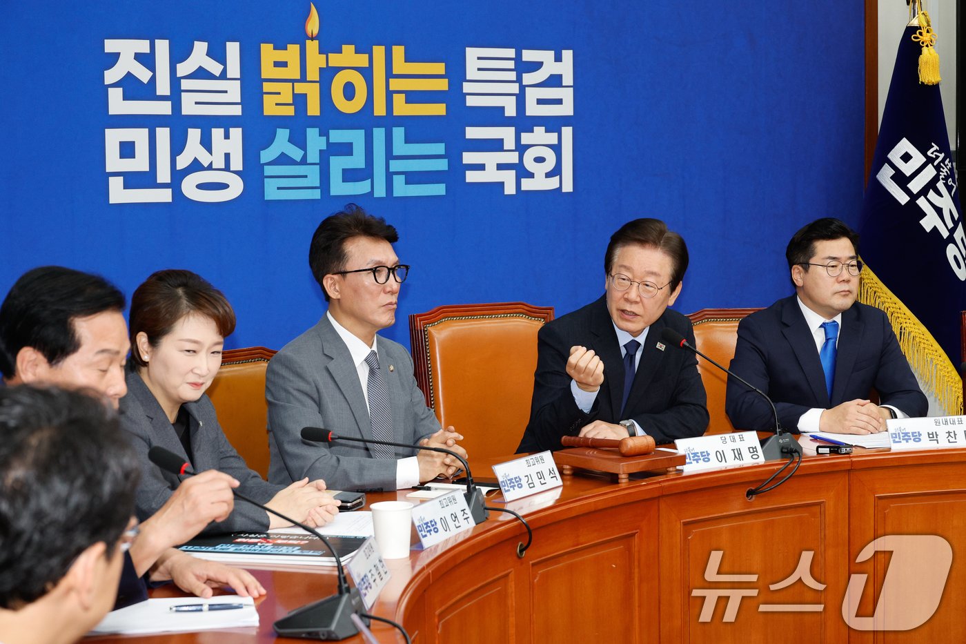 본문 이미지 - 이재명 더불어민주당 대표가 30일 오전 서울 여의도 국회에서 열린 최고위원회의에 참석해 모두 발언을 하기 전 주철현 최고위원의 '장현 조국혁신당 영광군수 후보가 친척 소유 영광읍 아파트에 거주하고 있다'는 발언에 대해 팩트 체크하고 있다. 2024.9.30/뉴스1 ⓒ News1 안은나 기자