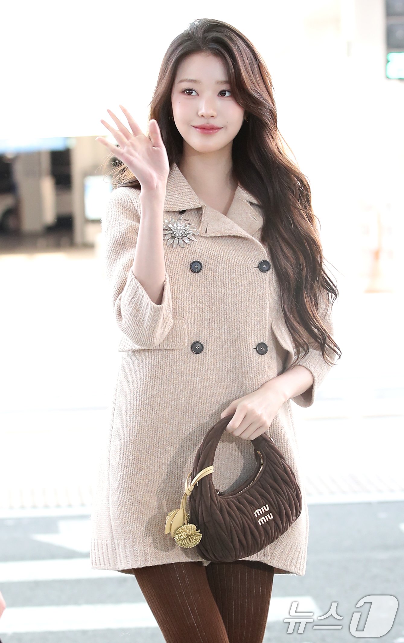 본문 이미지 - 아이브 장원영이 패션쇼 참석을 위해 30일 오전 인천국제공항을 통해 프랑스 파리로 출국하기 전 인사를 하고 있다. ⓒ News1 권현진 기자