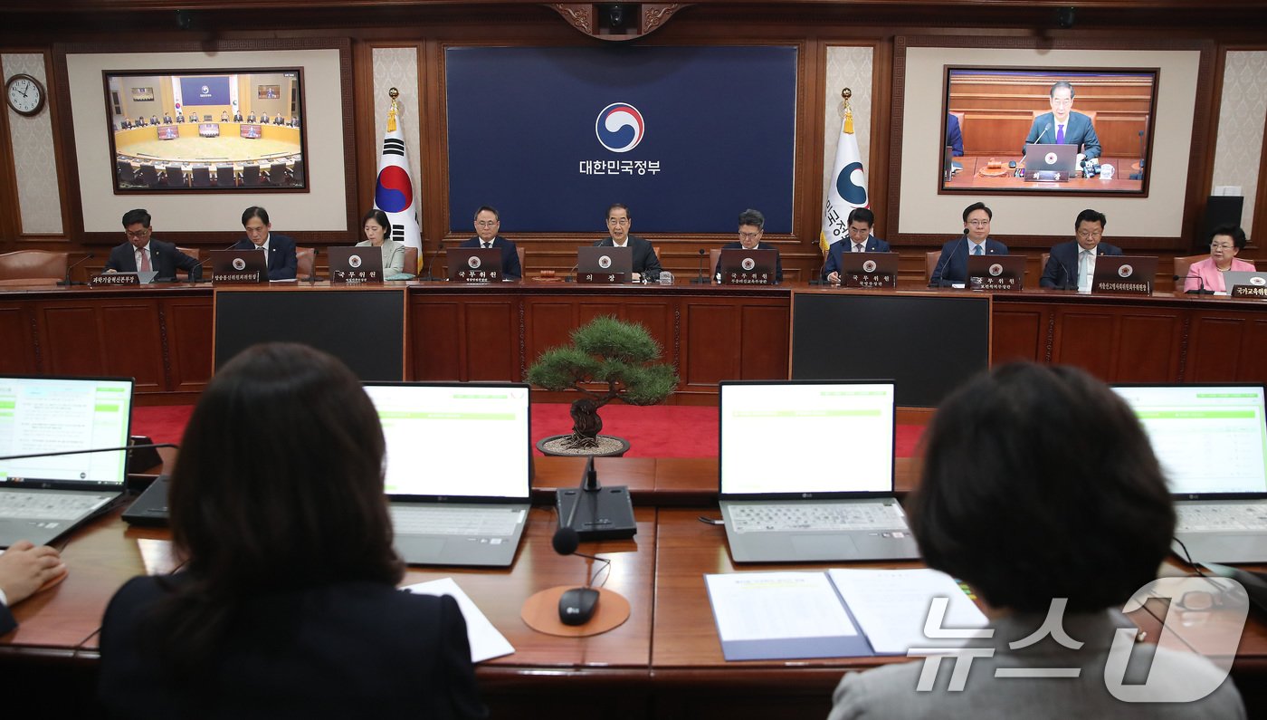 본문 이미지 - 한덕수 국무총리가 30일 서울 종로구 정부서울청사에서 열린 국무회의에서 발언을 하고 있다. 이날 국무회의에서는 김건희 여사 특검법과 해병대원 특검법, 지역화폐법에 재의요구안&#40;거부권&#41; 행사 건의안 등 을 심의했다. 2024.9.30/뉴스1 ⓒ News1 임세영 기자
