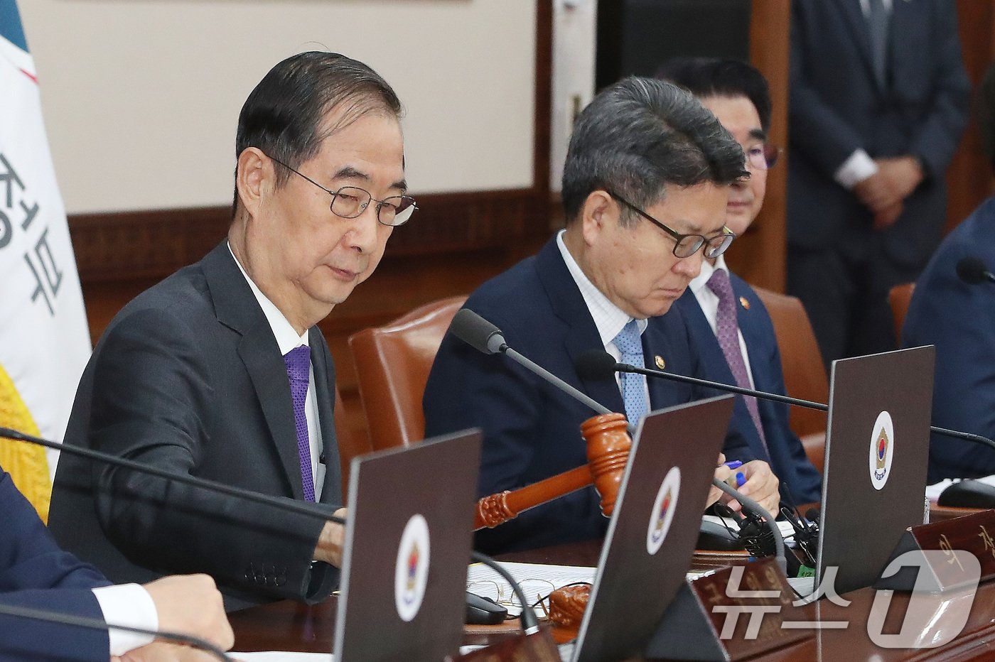 본문 이미지 - 한덕수 국무총리가 30일 서울 종로구 정부서울청사에서 열린 국무회의에서 의사봉을 두드리고 있다.  2024.9.30/뉴스1 ⓒ News1 임세영 기자
