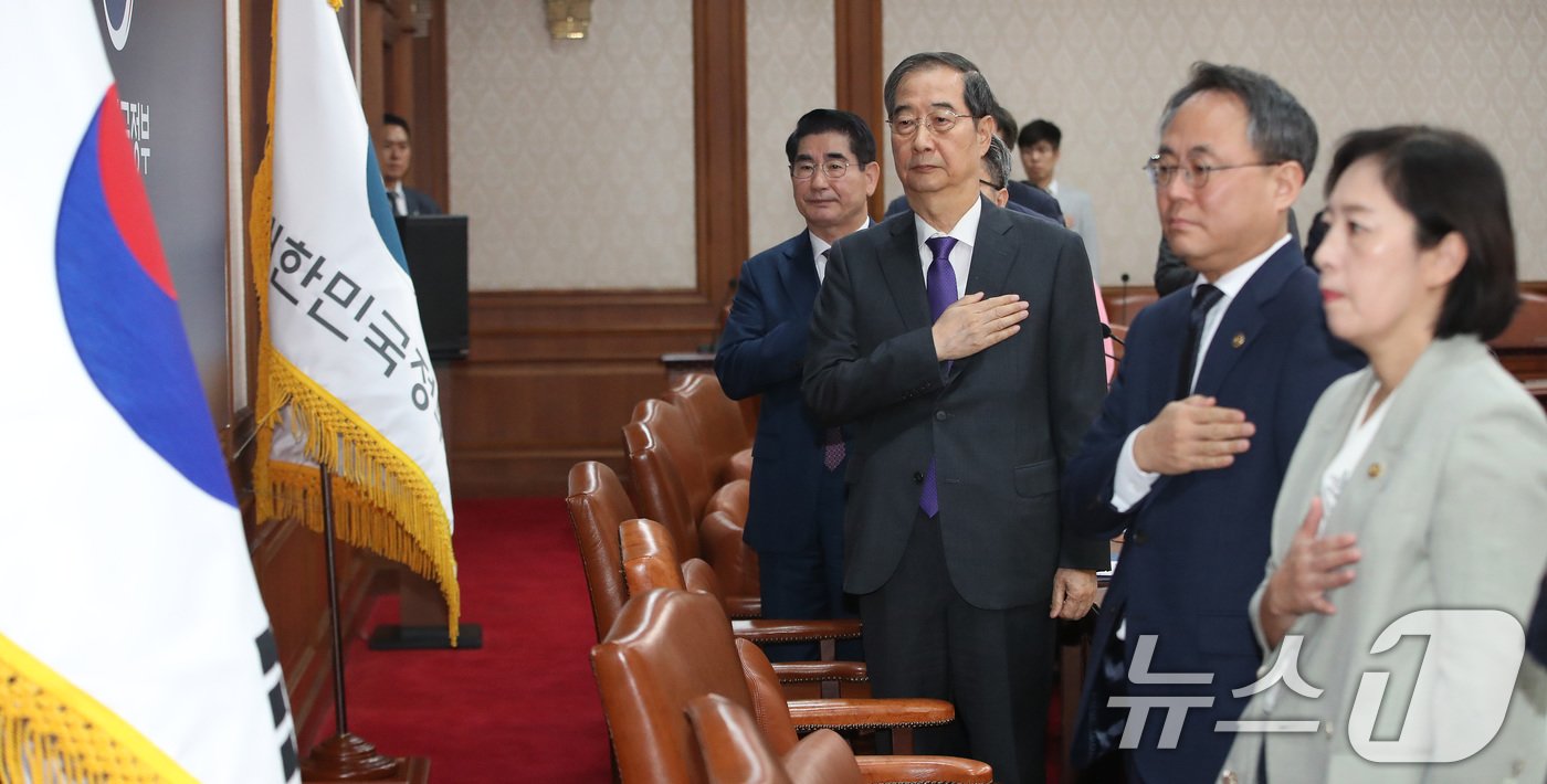 한덕수 국무총리를 비롯한 국무위원들이 30일 서울 종로구 정부서울청사에서 열린 국무회의에서 국민의례를 하고 있다. 이날 국무회의에서는 김건희 여사 특검법과 해병대원 특검법, 지역화폐법에 재의요구안&#40;거부권&#41; 행사 건의안 등 을 심의했다. 2024.9.30/뉴스1 ⓒ News1 임세영 기자