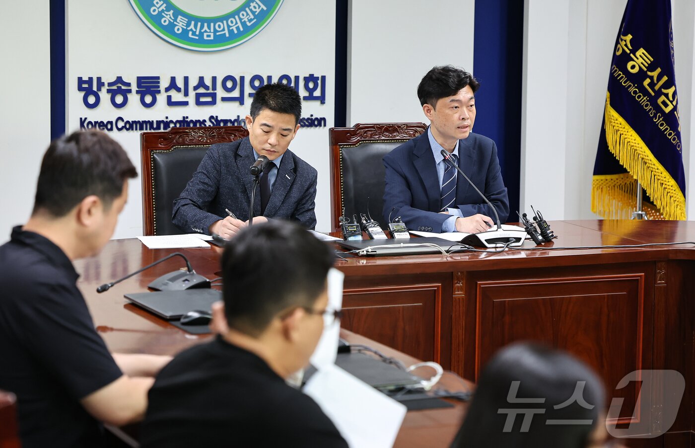 본문 이미지 - 이동수 디지털섬범죄 심의국장&#40;오른쪽&#41;과 서경원 확산방지팀장이 30일 서울 양천구 방송통신심의위원회에서 딥페이크 허위 영상물 범죄 등 텔레그램의 불법 유해정보 확산 논란과 관련해 텔레그램 측과 협의한 결과를 취재진에게 설명하고 있다. 2024.9.30/뉴스1 ⓒ News1 김도우 기자
