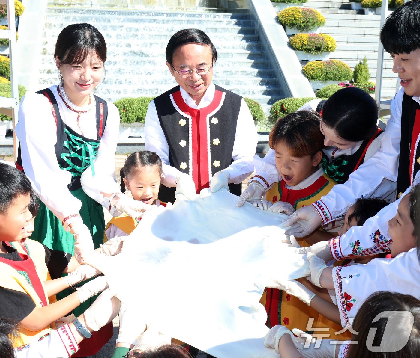 임실N치즈축제 개막을 사흘 앞둔 30일 전북자치도 임실군 임실치즈테마파크에서 심민 임실 군수가 견학을 나온 어린이들과 치즈 늘리기 체험을 하고 있다. 2024.9.30/뉴스1 ⓒ News1 유경석 기자