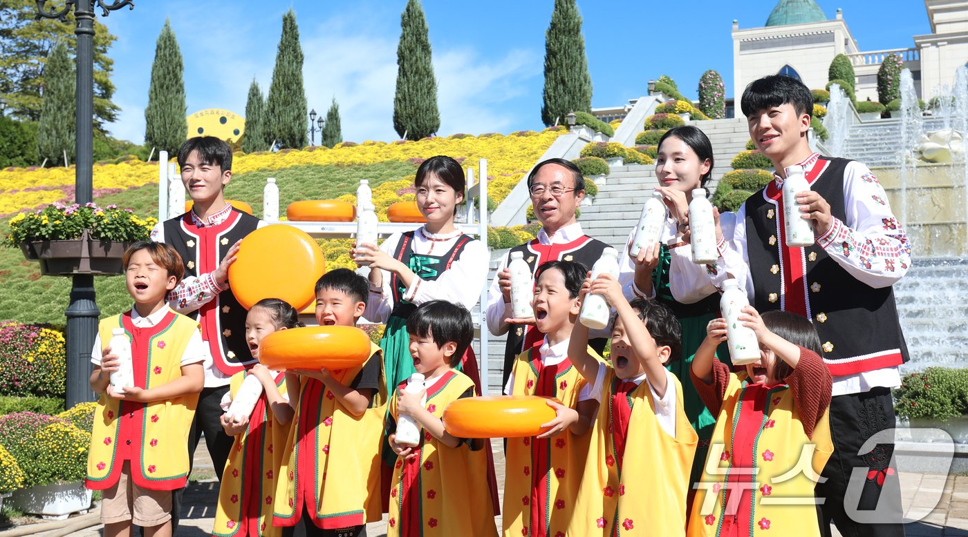 본문 이미지 - 임실N치즈축제 개막을 사흘 앞둔 30일 전북자치도 임실군 임실치즈테마파크에서 심민 임실 군수가 견학을 나온 어린이들과 체험을 마치고 기념촬영을 하고 있다. 2024.9.30/뉴스1 ⓒ News1 유경석 기자