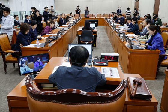 '태아 성별 발설 금지 삭제' 의료법 개정안 복지위 통과