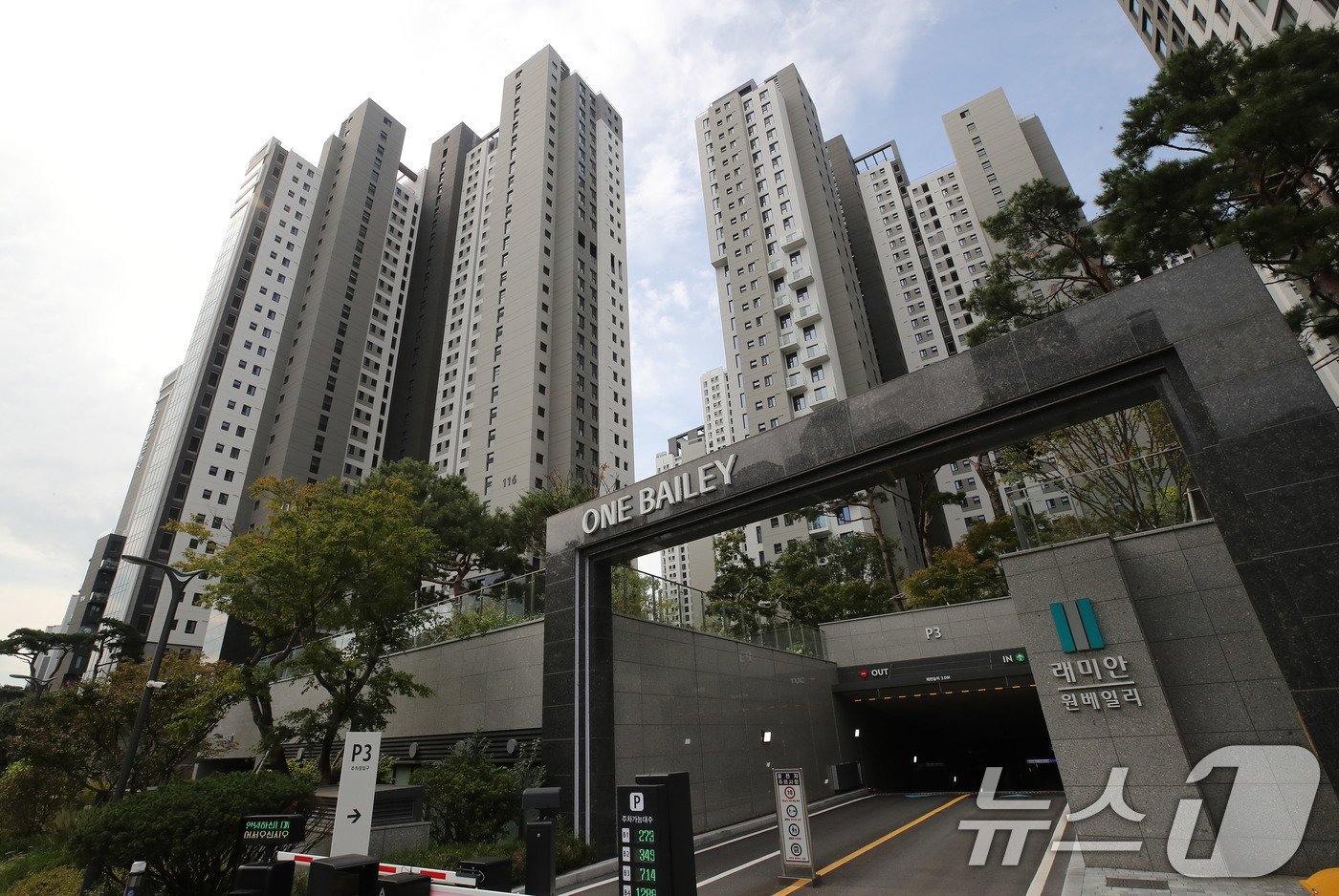 본문 이미지 - 서울 서초구 래미안원베일리 아파트 전경. 2024.9.30/뉴스1 ⓒ News1 박세연 기자