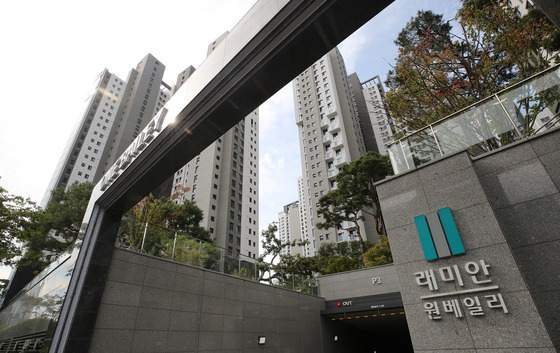 원베일리 보안문 제동…서초구 "무단 설치 땐 행정처분"