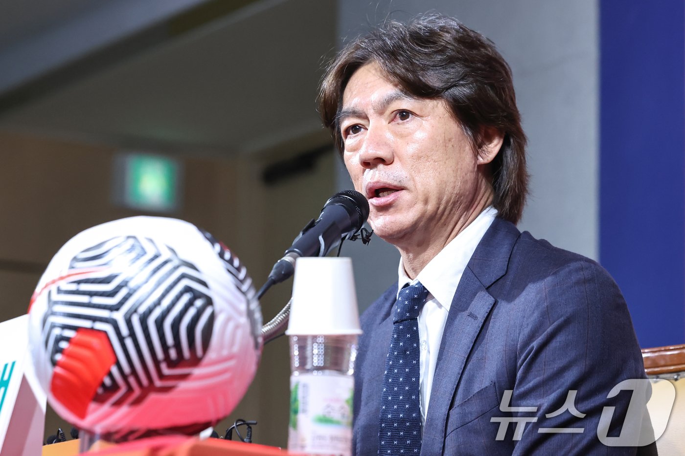 본문 이미지 - 홍명보 대한민국 축구 국가대표팀 감독이 30일 오전 서울 종로구 축구회관에서 열린 '2026 북중미 월드컵 아시아지역 3차 예선 요르단·이라크전 대표팀 소집 명단 발표 기자회견'에서 발언을 하고 있다. 2024.9.30/뉴스1 ⓒ News1 민경석 기자