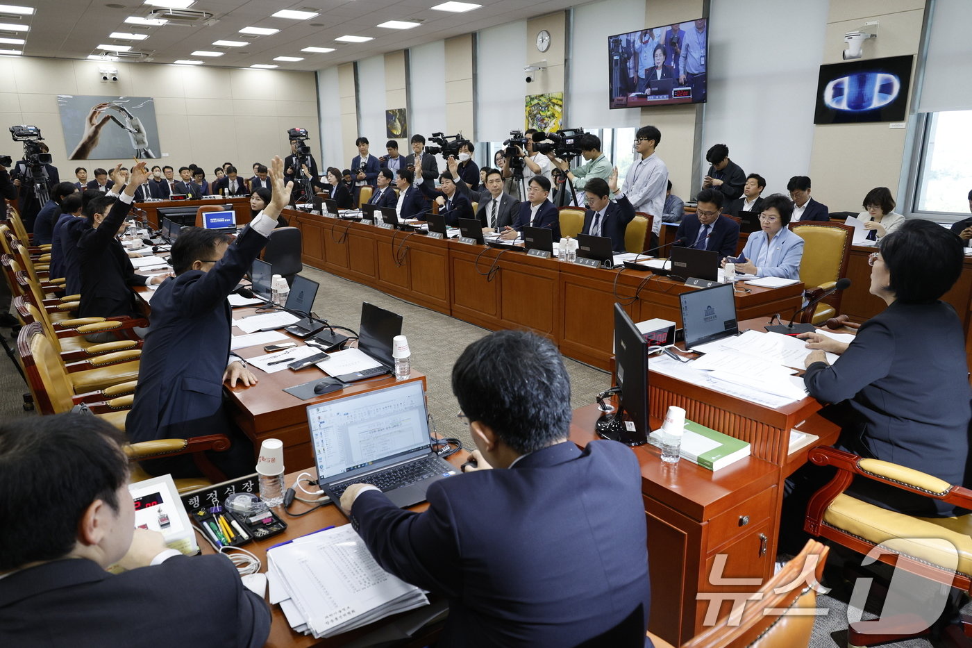 여야 의원들이 30일 오전 서울 여의도 국회 과학기술정보방송통신위원회에서 열린 ‘방송통신심의위원회 위원장의 청부민원과 공익신고자 탄압 등에 대한 진상규명 청문회’에서 의사진행 발언을 신청하고 있다. 2024.9.30/뉴스1 ⓒ News1 안은나 기자