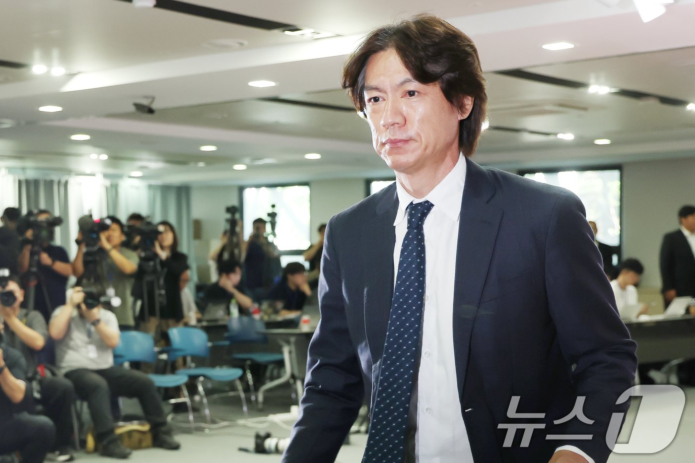 본문 이미지 - 홍명보 대한민국 축구 국가대표팀 감독이 30일 오전 서울 종로구 축구회관에서 열린 '2026 북중미 월드컵 아시아지역 3차 예선 요르단·이라크전 대표팀 소집 명단 발표 기자회견'을 마친 뒤 기자회견장을 나서고 있다. 대표팀은 오는 10월 10일 오후 11시(한국시간) 요르단 암만에서 요르단과 원정 경기를 치른 뒤 15일 오후 8시 용인미르스타디움에서 이라크를 상대한다. 2024.9.30/뉴스1 ⓒ News1 민경석 기자
