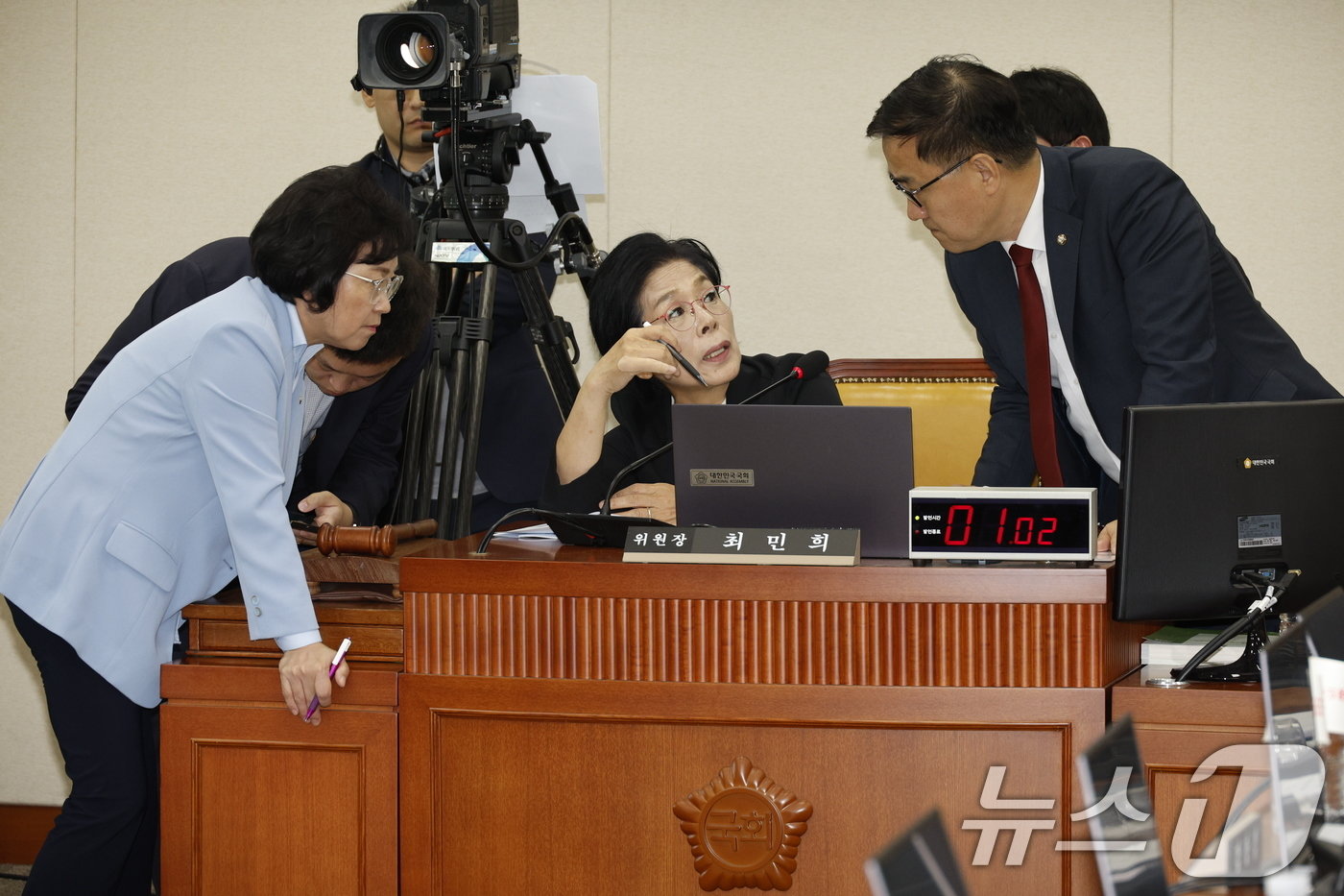 본문 이미지 - 30일 오전 서울 여의도 국회 과학기술정보방송통신위원회에서 열린 ‘방송통신심의위원회 위원장의 청부민원과 공익신고자 탄압 등에 대한 진상규명 청문회’에서 최민희 위원장과 더불어민주당 김현, 국민의힘 최형두 간사가 대화하고 있다. 2024.9.30/뉴스1 ⓒ News1 안은나 기자