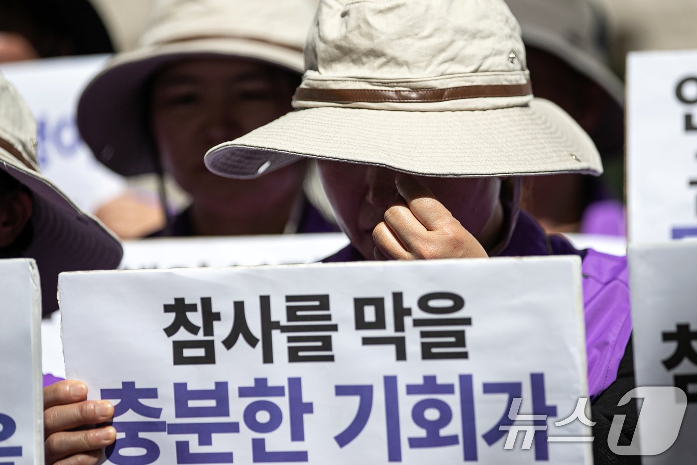 본문 이미지 - 30일 오전 서울 중구 서울 도서관 앞에서 열린 10.29 이태원 참사 2주기 추모의 달 선포 기자회견에서 유가족이 눈물을 훔치고 있다. 2024.9.30/뉴스1 ⓒ News1 이승배 기자