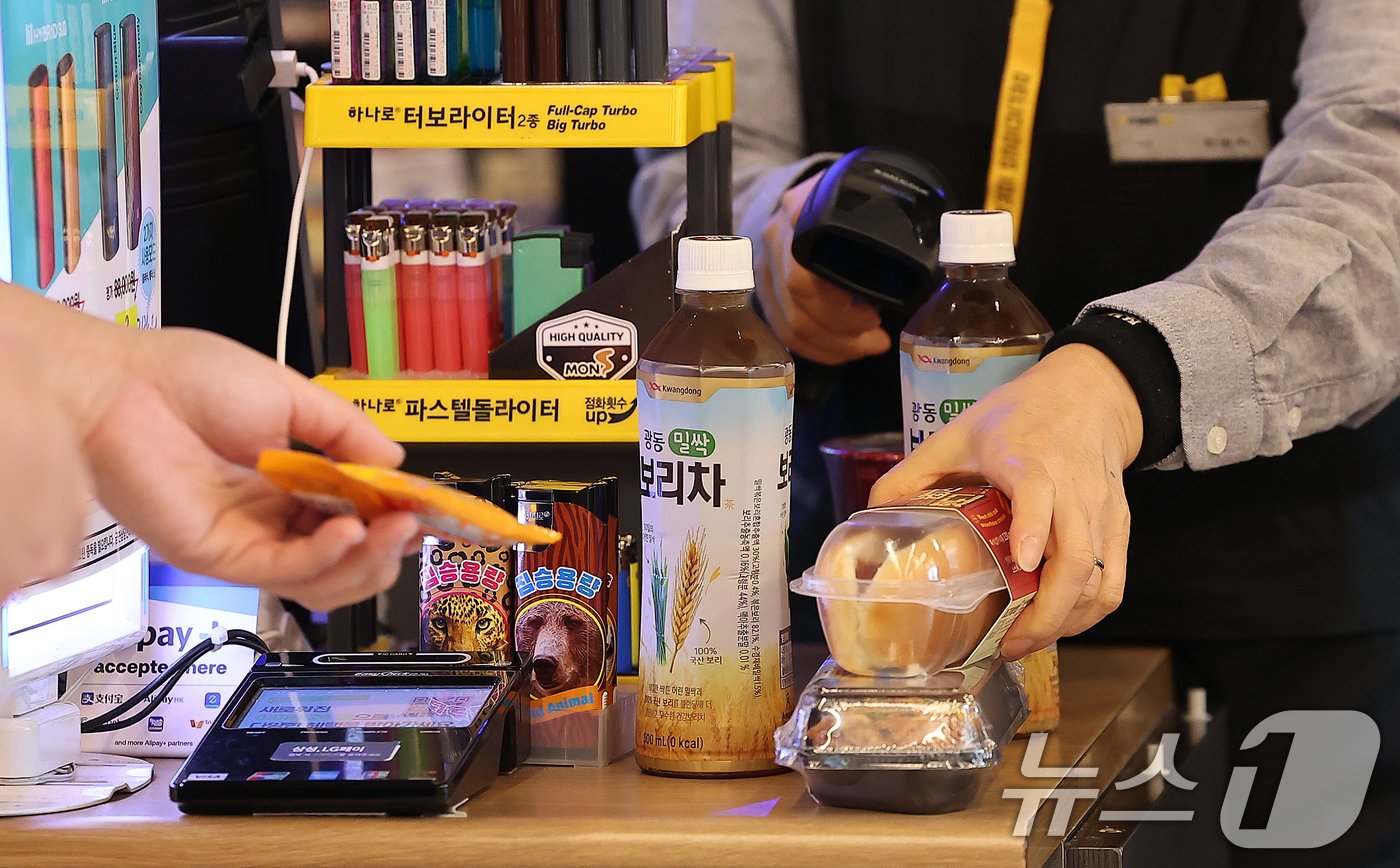 본문 이미지 - 서울 시내 한 편의점에서 직원이 물건을 계산하고 있다. 2024.9.30/뉴스1 ⓒ News1 김진환 기자