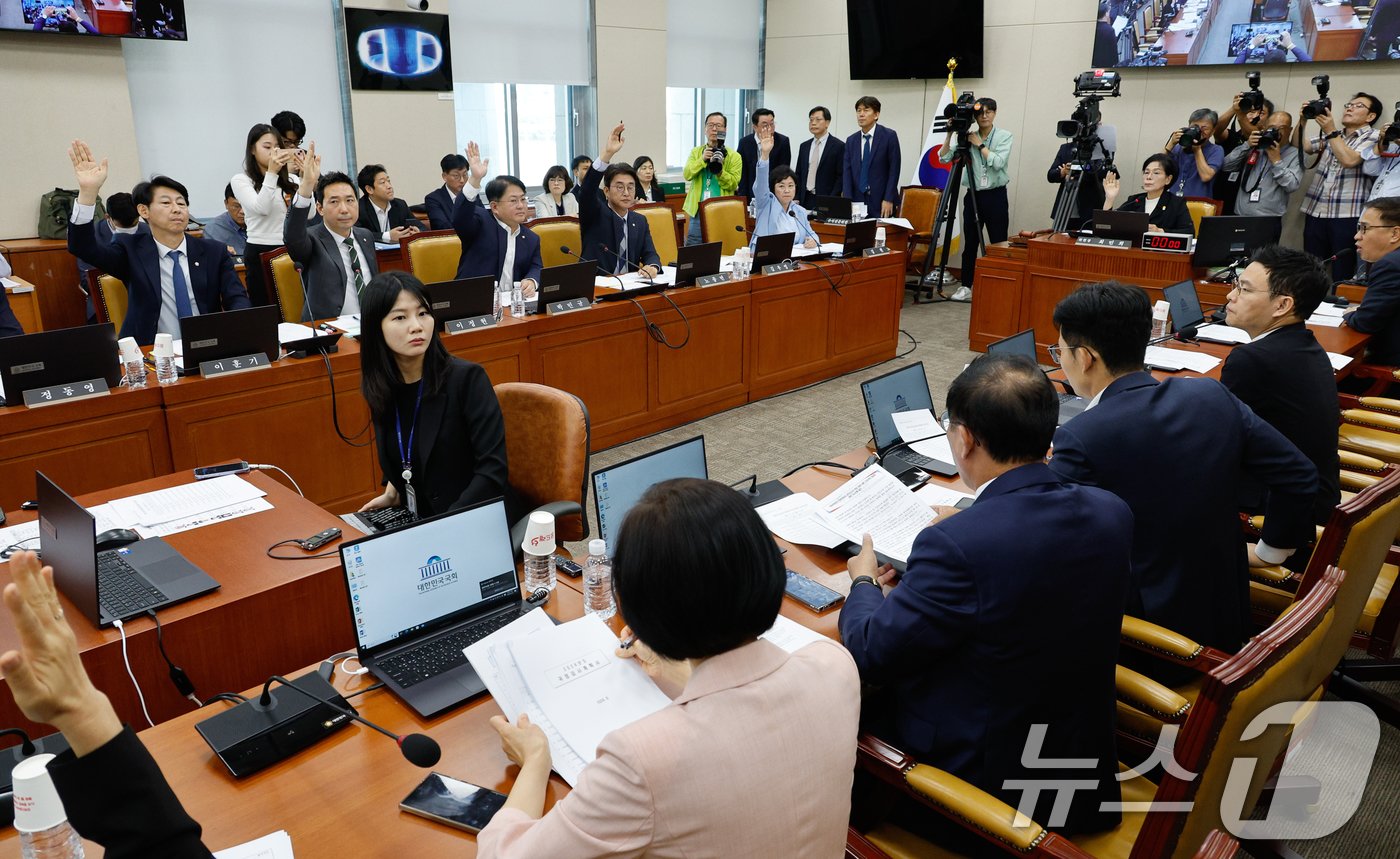 최민희 국회 과학기술정보방송통신위원회 위원장이 30일 오전 서울 여의도 국회에서 ‘방송통신심의위원회 위원장의 청부민원과 공익신고자 탄압 등에 대한 진상규명 청문회’에 앞서 2024년도 국정감사 날짜 변경과 관련 찬반 거수 표결을 하고 있다. 2024.9.30/뉴스1 ⓒ News1 안은나 기자