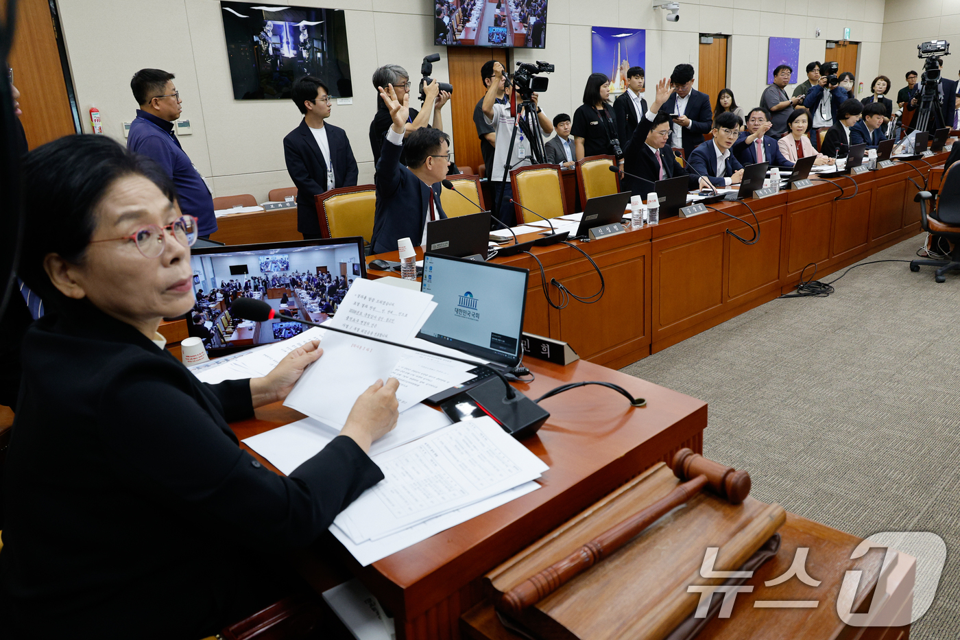 (서울=뉴스1) 안은나 기자 = 최민희 국회 과학기술정보방송통신위원회 위원장이 30일 오전 서울 여의도 국회에서 ‘방송통신심의위원회 위원장의 청부민원과 공익신고자 탄압 등에 대한 …