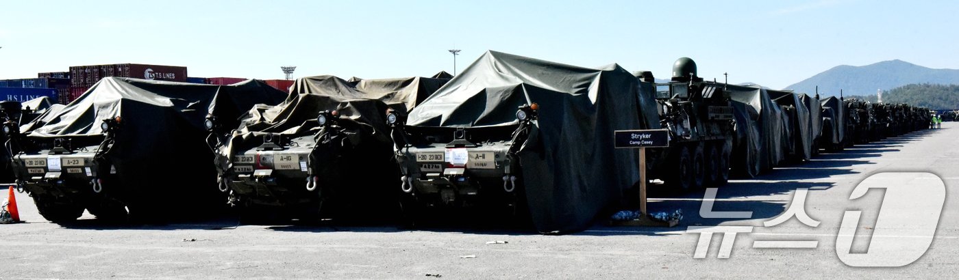 본문 이미지 - 30일 오전 전남 광양항 컨테이너부두에서 미군 스트라이커 장갑차가 도열해 있다.2024.9.30/뉴스1 ⓒ News1 김동수 기자