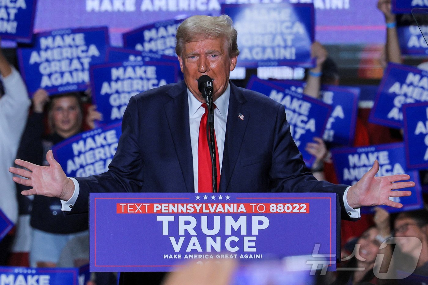 본문 이미지 - 미국 공화당 대선후보인 도널드 트럼프 전 대통령이 29일 (현지시간) 펜실베이니아주 이리에서 열린 선거 유세를 하고 있다. 2024.09.30 ⓒ 로이터=뉴스1 ⓒ News1 우동명 기자