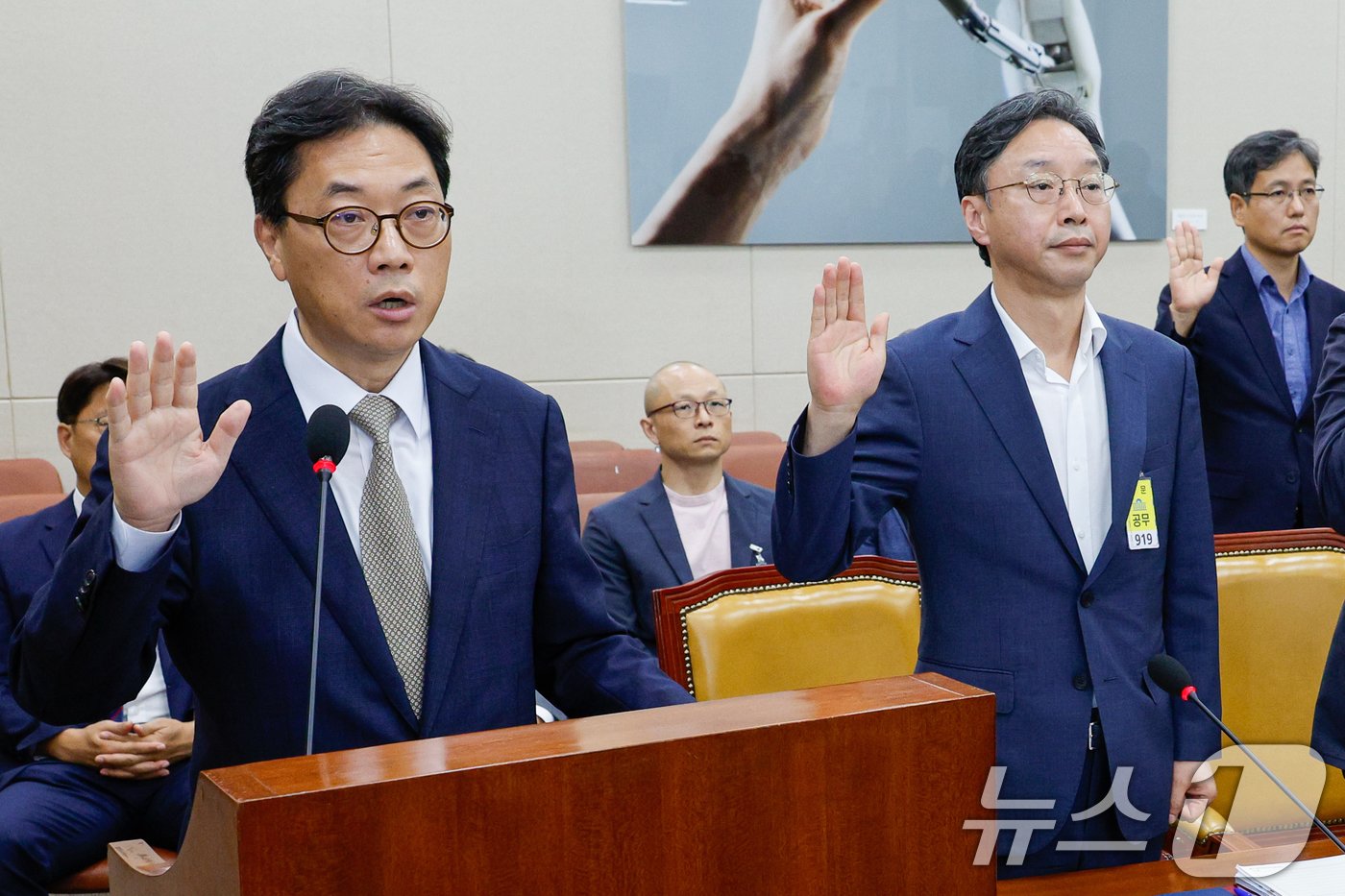 본문 이미지 - 조성은 방송통신위원회 사무처장을 비롯한 증인들이 30일 오전 서울 여의도 국회 과학기술정보방송통신위원회에서 열린 ‘방송통신심의위원회 위원장의 청부민원과 공익신고자 탄압 등에 대한 진상규명 청문회’에 출석해 선서하고 있다. 가운데는 참고인으로 출석한 류희림 방송통신심의위원회 위원장의 민원 사주 의혹 공익제보자 탁동삼 방심위 연구위원. 2024.9.30/뉴스1 ⓒ News1 안은나 기자