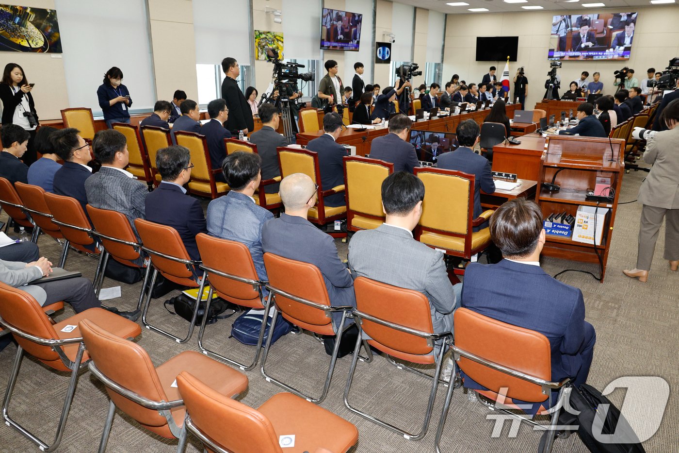 본문 이미지 - 류희림 방송통신심의위원회 위원장의 민원 사주 의혹 공익제보자인 탁동삼 방심위 연구위원 등이 30일 오전 서울 여의도 국회 과학기술정보방송통신위원회에서 열린 ‘방심위원장의 청부민원과 공익신고자 탄압 등에 대한 진상규명 청문회’에 출석하고 있다. 이날 류 위원장은 불출석했다. 2024.9.30/뉴스1 ⓒ News1 안은나 기자