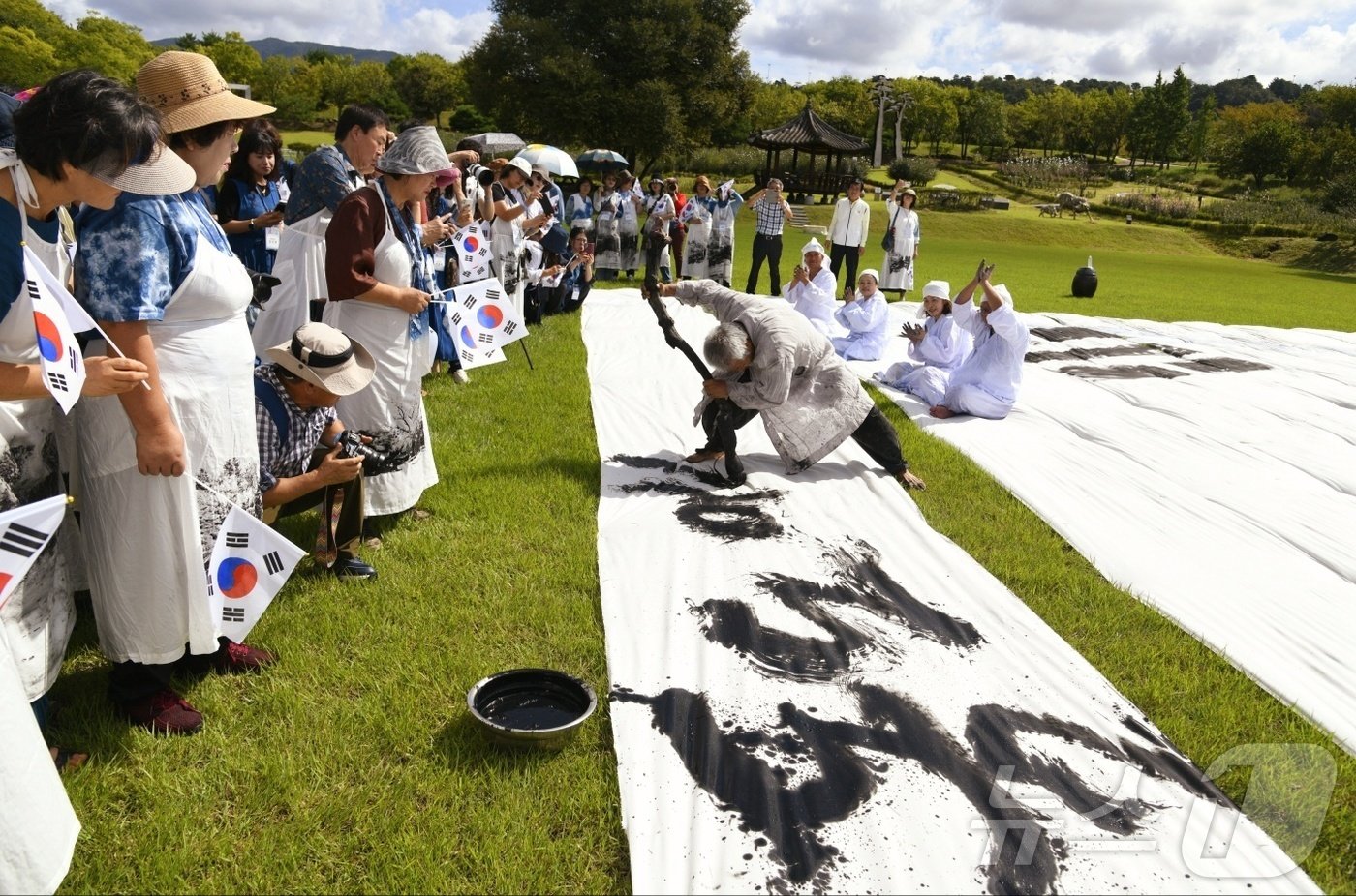 본문 이미지 - '독도는 우리 땅' 서예 퍼포먼스. (사진작가 박상철 씨 제공) 2024.9.30/뉴스1