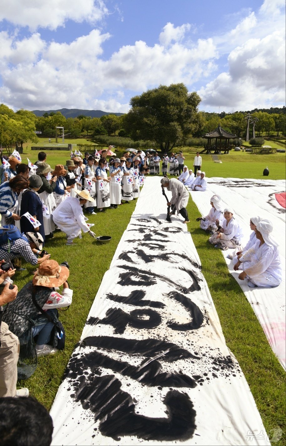 본문 이미지 -  독도 서예 퍼포먼스.(사진작가 박상철 씨 제공) 2024.9.30/뉴스1
