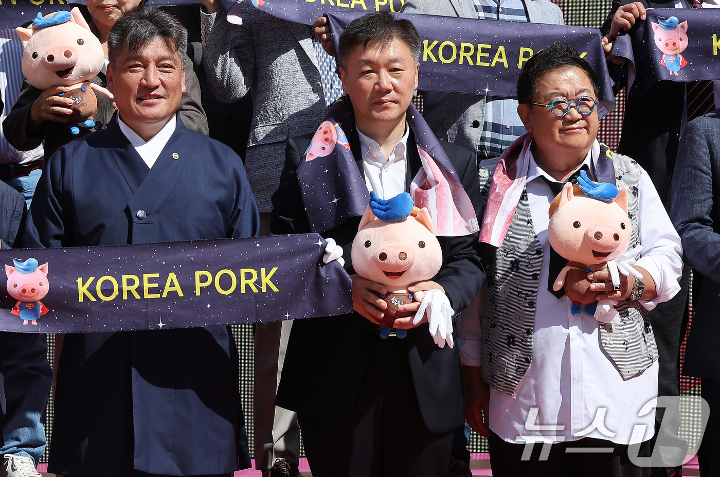 (서울=뉴스1) 김진환 기자 = 손세희 한돈자조금관리위원장(왼쪽부터), 박범수 농림축산식품부 차관, 개그맨 이용식이 30일 오전 서울 성동구 XYZ SEOUL에서 열린 '2024 …