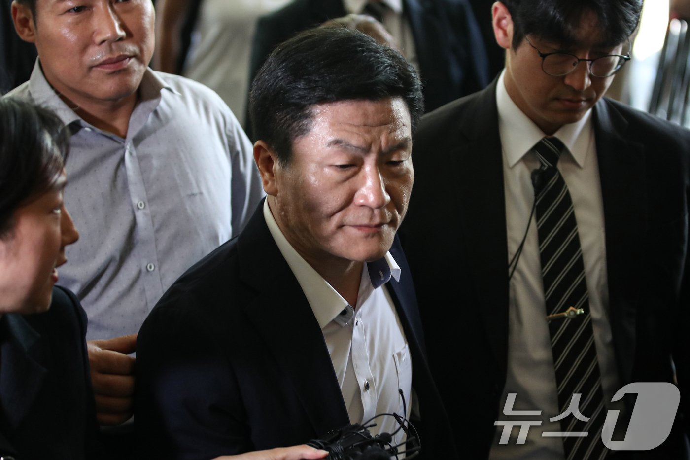 본문 이미지 - 이태원 참사 부실대응 등의 혐의를 받는 이임재 전 용산경찰서장이 30일 오후 서울 마포구 서울 서부지방법원에서 열린 선고공판에 출석하고 있다. 2024.9.30/뉴스1 ⓒ News1 이승배 기자