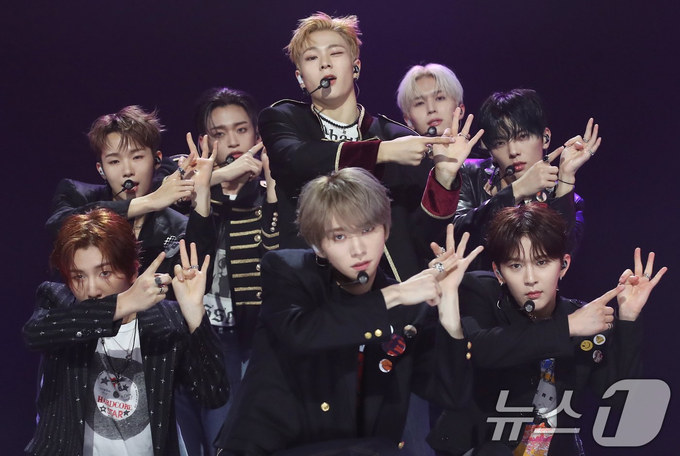 본문 이미지 - 그룹 휘브가 30일 오후 서울 강서구 등촌동 SBS 공개홀에서 열린 세 번째 싱글앨범 &#39;Rush of Joy&#39;발매 기념 쇼케이스에 타이틀 곡 &#39;배로&#39;를 선보이고 있다. 2024.9.30/뉴스1 ⓒ News1 권현진 기자