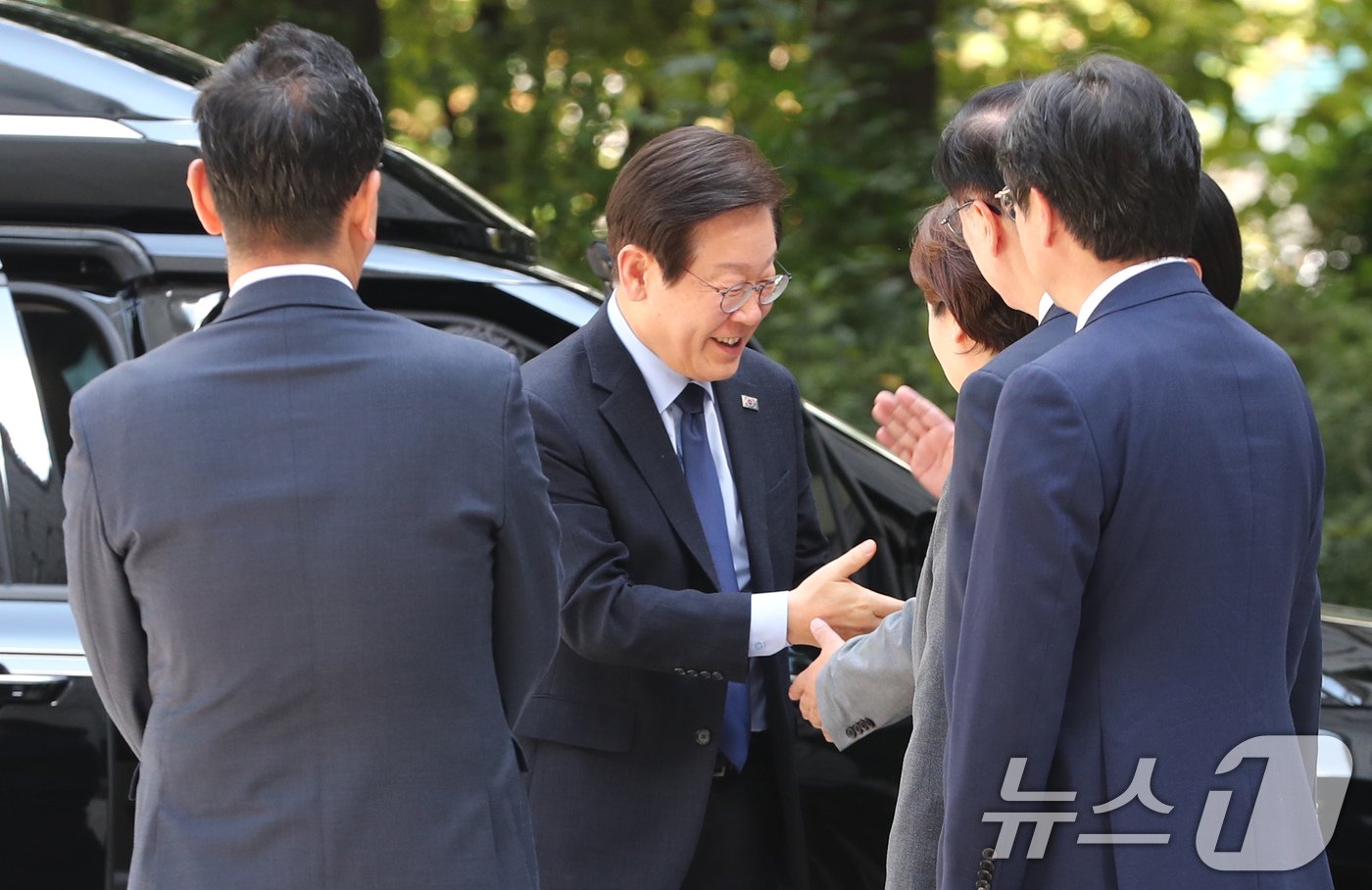 이재명 더불어민주당 대표가 30일 서초구 서울중앙지방법원에서 열린 &#39;위증교사 혐의&#39; 1심 결심 공판에 출석하며 전현희, 이언주 등 더불어민주당 의원들과 인사를 나누고 있다. 2024.9.30./뉴스1 ⓒ News1 박세연 기자