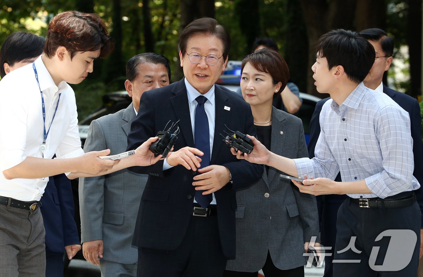 이재명 더불어민주당 대표가 30일 서초구 서울중앙지방법원에서 열린 &#39;위증교사 혐의&#39; 1심 결심 공판에 출석하며 입장을 발표하고 있다. 2024.9.30./뉴스1 ⓒ News1 박세연 기자