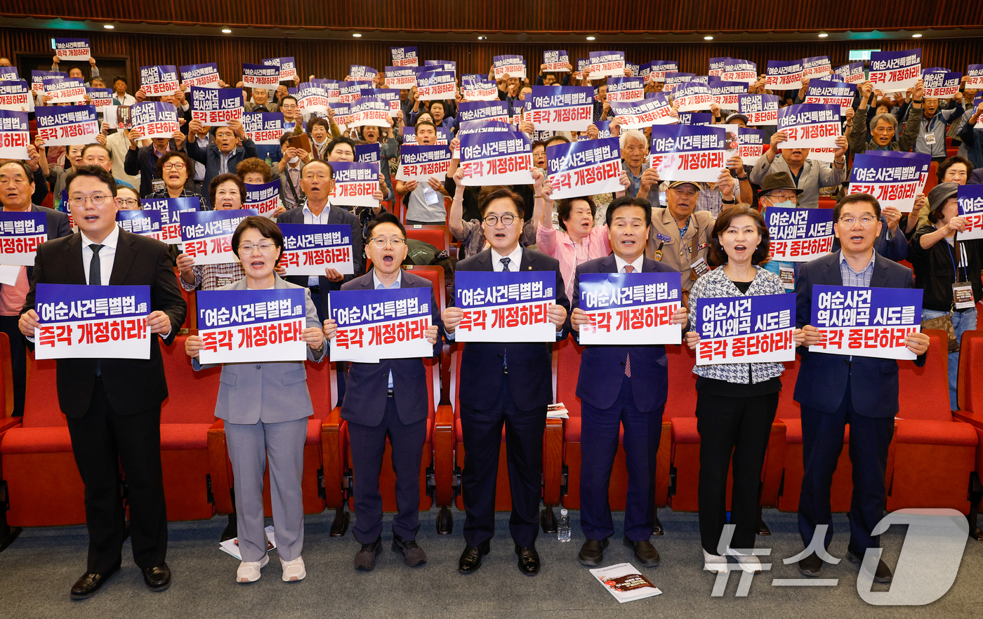 (서울=뉴스1) 안은나 기자 = 천하람 개혁신당 원내대표(앞줄 왼쪽부터), 더불어민주당 권향엽, 김문수 의원, 우원식 국회의장, 주철현, 조국혁신당 강경숙 의원, 신정훈 행정안전위 …